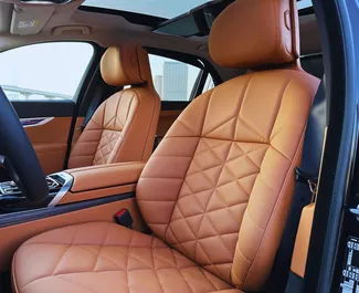 BMW 735i 2025 مع نظام محرك الأقراص الأمامي، متاحة في في دبي.