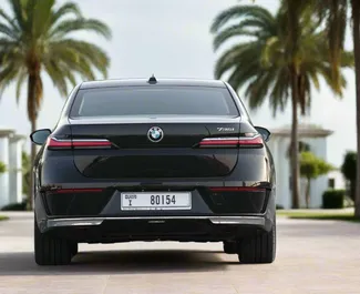 محرك البنزين بسعة  لتر لسيارة BMW 735i 2025 للإيجار في في دبي.