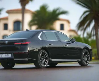 BMW 735i 2025 متاحة للإيجار في في دبي، مع حد أقصى للمسافة 250 كم/يوم.