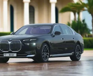 تأجير سيارة BMW 735i 2025 في في الإمارات العربية المتحدة، تتميز بـ ✓ وقود البنزين وقوة  حصان ➤ بدءًا من 750 AED يوميًا.