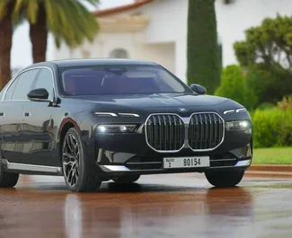 واجهة أمامية لسيارة إيجار BMW 735i في في دبي, الإمارات العربية المتحدة ✓ رقم السيارة 15327. ✓ ناقل حركة أوتوماتيكي ✓ تقييمات 0.