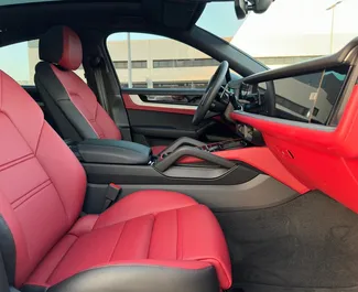 Porsche Cayenne 2025 متاحة للإيجار في في دبي، مع حد أقصى للمسافة 250 كم/يوم.