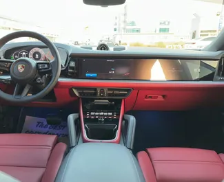 محرك البنزين بسعة  لتر لسيارة Porsche Cayenne 2025 للإيجار في في دبي.