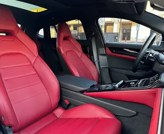 Porsche Panamera 2025 con sistema de Tracción delantera, disponible en Dubai.