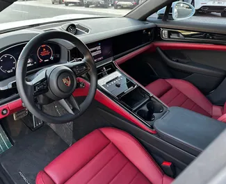 Interior de Porsche Panamera para alquilar en los EAU. Un gran coche de 4 plazas con transmisión Automático.