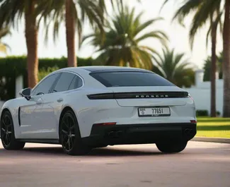 Porsche Panamera 2025 disponible para alquilar en Dubai, con límite de millaje de 250 km/día.