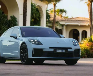Vista frontal de un Porsche Panamera de alquiler en Dubai, EAU ✓ Coche n.º 15331. ✓ Automático TM ✓ 0 opiniones.