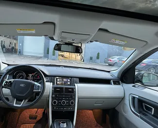 Uthyrning av Land Rover Discovery Sport. Komfort, Premium, SUV bil för uthyrning i Albanien ✓ Utan deposition ✓ Försäkringsalternativ: TPL, CDW, SCDW, FDW, Stöld, Utomlands, Ung.