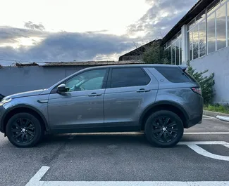 Interiören av Land Rover Discovery Sport för uthyrning i Albanien. En fantastisk 5-sitsig bil med en Automatisk växellåda.