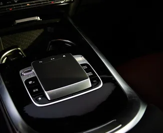 Mercedes-Benz G63 AMG interjöör rentimiseks AÜEs. Suurepärane 5-kohaline auto Automaatne käigukastiga.