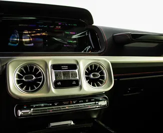 Mercedes-Benz G63 AMG 2025 on rentimiseks saadaval Dubais, piiranguga 250 km/päev kilomeetrit.