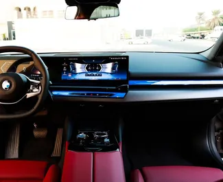 Alquiler de BMW 520i. Coche Premium para alquilar en los EAU ✓ Depósito de 2000 AED ✓ opciones de seguro TPL.