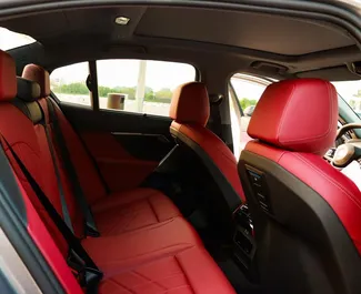 Motor Gasolina de L de BMW 520i 2025 para alquilar en en Dubai.