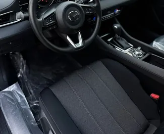 Interiøret til Mazda 6 til leie i De Forente Arabiske Emirater. En flott 5-seters bil med Automatisk-gir.