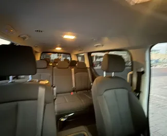 Hyundai Staria 2026 متاحة للإيجار في في دبي، مع حد أقصى للمسافة 250 كم/يوم.