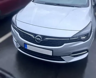 Frontvisning af en udlejnings Opel Astra Sports Tourer i Budapest, Ungarn ✓ Bil #15253. ✓ Automatisk TM ✓ 0 anmeldelser.