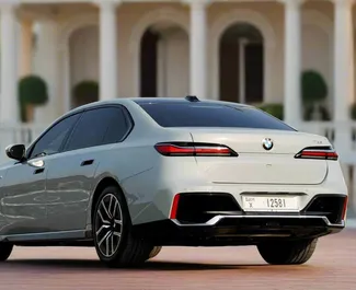 تأجير سيارة BMW 735i 2024 في في الإمارات العربية المتحدة، تتميز بـ ✓ وقود البنزين وقوة  حصان ➤ بدءًا من 750 AED يوميًا.