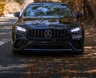 Vista frontal de un Mercedes-Benz E53 AMG de alquiler en Dubai, EAU ✓ Coche n.º 15319. ✓ Automático TM ✓ 0 opiniones.