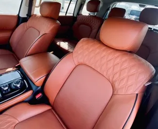 Intérieur de Nissan Patrol à louer dans les EAU. Une excellente voiture de 7 places avec une transmission Automatique.