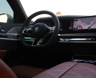 BMW 735i 2024 متاحة للإيجار في في دبي، مع حد أقصى للمسافة 250 كم/يوم.