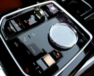 BMW 735i 2024 مع نظام محرك الأقراص الأمامي، متاحة في في دبي.