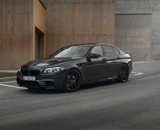 Vuokra-auton etunäkymä BMW 535 Tbilisissä, Georgia ✓ Auto #11609. ✓ Vaihteisto Automaattinen TM ✓ Arvostelut 0.