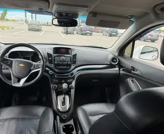 Chevrolet Orlando kiralama için Arnavutluk'ta iç mekanı. Harika bir 7 koltuklu araba, Otomatik şanzıman ile.