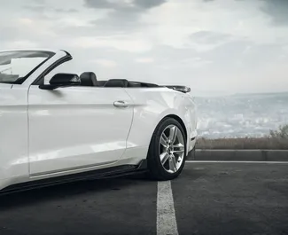 在 在格鲁吉亚 租赁 Ford Mustang GT Cabrio 2021 汽车，特点包括 ✓ 使用 Petrol 燃料和 306 马力 ➤ 起价 230 GEL 每天。