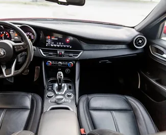 Alfa Romeo Giulia 2022 autóbérlés Grúziában, jellemzők ✓ Benzin üzemanyag és 210 lóerő ➤ Napi 160 GEL-tól kezdődően.