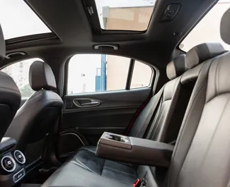 A Alfa Romeo Giulia beltere bérlésre Grúziában. Nagyszerű 5-üléses autó Automatikus váltóval.