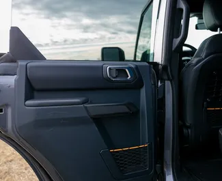 Ford Bronco interjers nomai Gruzijā. Lieliska 5 sēdvietu mašīna ar Automātiskais pārnesumu kārbu.