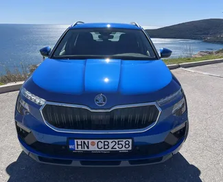 Skoda Kamiq 2026 autóbérlés Montenegróban, jellemzők ✓ Benzin üzemanyag és 115 lóerő ➤ Napi 40 EUR-tól kezdődően.
