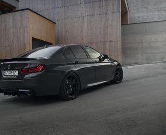 BMW 535 sisätila vuokrattavana Georgiassa. Erinomainen 5-paikkainen auto Automaattinen-vaihteistolla.