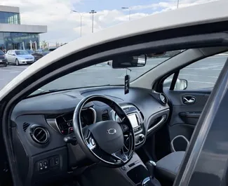 Renault Kaptur 内饰，在阿尔巴尼亚 出租。一辆优秀的 5 座位车，配备 Automatic 变速箱。