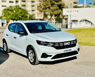 Vista frontal de un Dacia Sandero de alquiler en Marrakech, Marruecos ✓ Coche n.º 15412. ✓ Automático TM ✓ 0 opiniones.