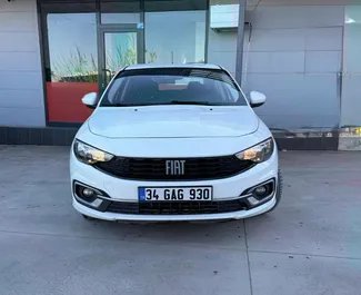 A bérelt Fiat Egea előnézete az antalyai repülőtéren, Törökország ✓ Autó #15562. ✓ Kézi TM ✓ 0 értékelések.