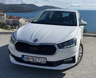 Frontvisning av en leiebil Skoda Fabia i Herceg-Novi, Montenegro ✓ Bil #15425. ✓ Automatisk TM ✓ 1 anmeldelser.