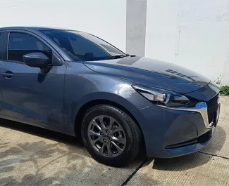 Vue de face d'une location Mazda 2 à Phuket, Thaïlande ✓ Voiture #15498. ✓ Automatique TM ✓ 0 avis.