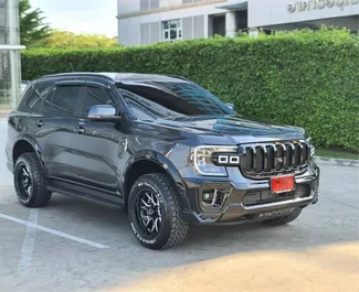 Vue de face d'une location Ford Everest à Phuket, Thaïlande ✓ Voiture #15499. ✓ Automatique TM ✓ 0 avis.