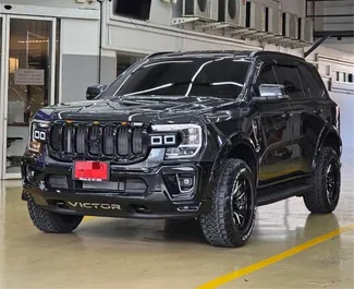 Ford Everest location. Confort, Premium, SUV Voiture à louer en Thaïlande ✓ Dépôt de 10000 THB ✓ RC, SCDW, Passagers, Vol options d'assurance.