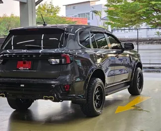 Ford Everest 2023 disponible à la location à Phuket, avec une limite de kilométrage de illimité.