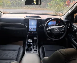 Intérieur de Ford Everest à louer en Thaïlande. Une excellente voiture de 5 places avec une transmission Automatique.