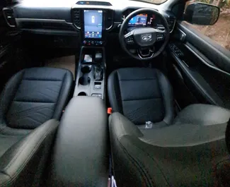 Ford Everest 2023 avec Voiture à propulsion arrière système, disponible à Phuket.