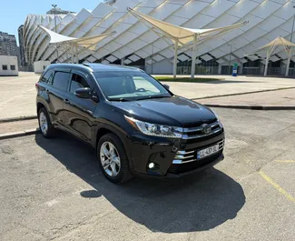 Vuokra-auton etunäkymä Toyota Highlander Tbilisissä, Georgia ✓ Auto #15436. ✓ Vaihteisto Automaattinen TM ✓ Arvostelut 0.