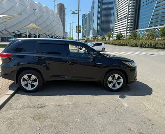 Toyota Highlander sisätila vuokrattavana Georgiassa. Erinomainen 7-paikkainen auto Automaattinen-vaihteistolla.