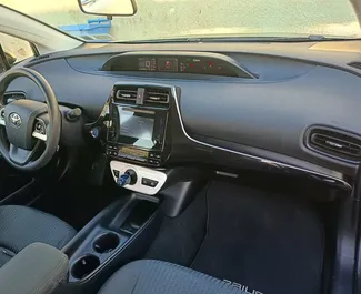 Motor Híbrido de 1,8L de Toyota Prius 2017 para alquilar en en Tiflis.