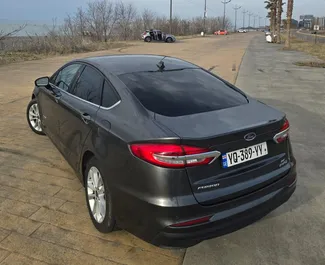 Benzin 2,0L motor af Ford Fusion Sedan 2018 til udlejning i Batumi.