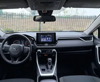 在 在格鲁吉亚 租赁 Toyota Rav4 2024 汽车，特点包括 ✓ 使用 Petrol 燃料和 203 马力 ➤ 起价 104 GEL 每天。