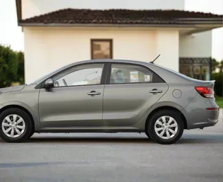 Kia Pegas 대여. 아랍에미리트에서에서 대여 가능한 경제 차량 ✓ 1000 AED의 보증금 ✓ TPL 보험 옵션.