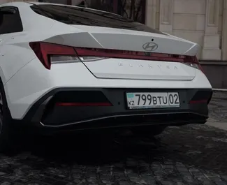 アルマトイにてでレンタル可能なHyundai Elantra 2024、250 km/日の走行距離制限付き。